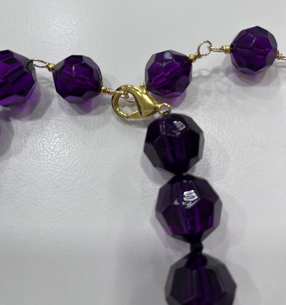 Collana viola sfaccettata 