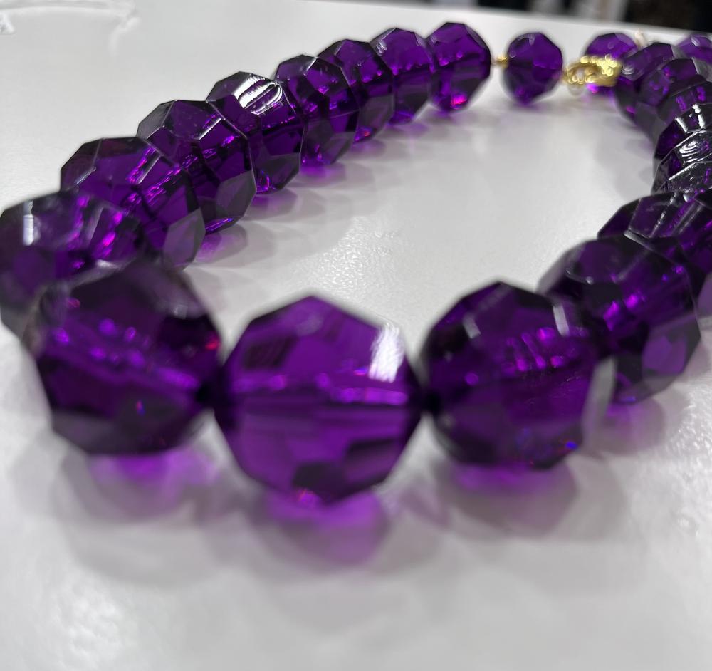 Collana viola sfaccettata 